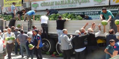 Bitlis’te hayırsever çiftçi 30 ton karpuz dağıttı