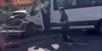 Otomobil ile 2 işçi servisi çarpıştı: 11 kişi yaralandı