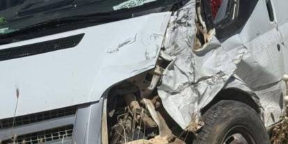 Siirt'te minibüs ile kamyonet çarpıştığı kazada 1 kişi yaralandı