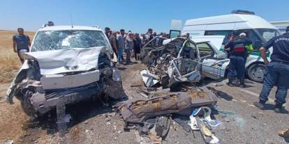Otomobil İle Hafif Ticari Araç Çarpıştı: 4 Ölü, 1 Yaralı