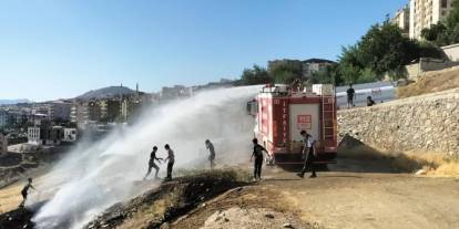 Şırnak’ta yangın söndürülürken, çocuklar eğlenerek serinlemeye çalıştı