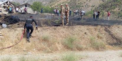 Hakkari'de bir köyde çıkan yangın evlere sıçramadan kontrol altına alındı