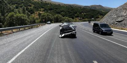 Tatvan-Van karayolunda tıra çarpan otomobildeki 5 kişi yaralandı