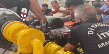 Diyarbakır'da elini levha kesme makinesine kaptıran işçi yaralandı