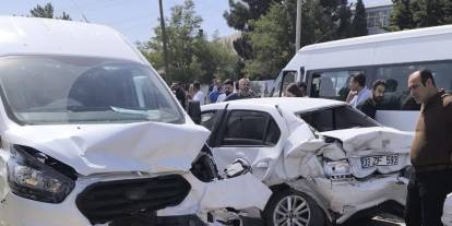 Mardin'de freni patlayan tır zincirleme kazaya neden oldu: 7 kişi yaralandı