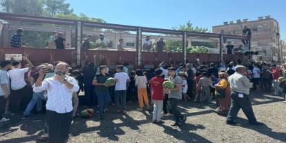 Bedava 27 ton karpuz dağıtıldı, izdihama neden oldu