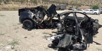 Tesla kazasında araç ikiye bölündü: 2 hemşire hayatını kaybetti