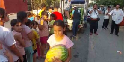 Davul Zurna Eşliğinde 7 Ton Karpuzu 10 Dakikada Dağıttı