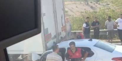 Tıra arkadan çarpan otomobildeki 1 çocuk hayatını kaybetti, 1 kişi yaralandı