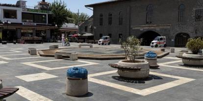 Kavurucu sıcaklar Diyarbakır’da tarihi mekanları boşalttı