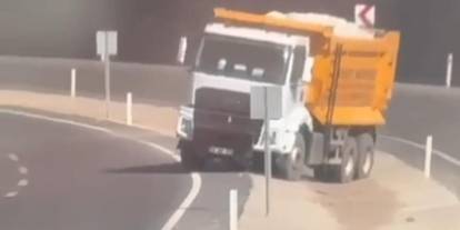 Siirt’te Karşı Şeride Geçen Hafriyat Kamyonu Kazaya Davetiye Çıkardı