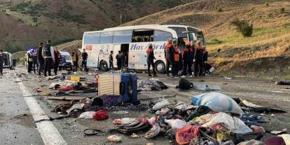 Yolcu otobüsü devrimesi sonucu 3 kişi öldü, 24 yaralı