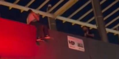 Atlamaya çalışan genç ikna edilirken bir polis düşerek yaralandı