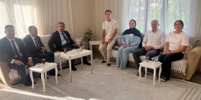 Vali Ekici’nden YKS ve LGS’de Başarı Gösteren Öğrencilere Ziyaret