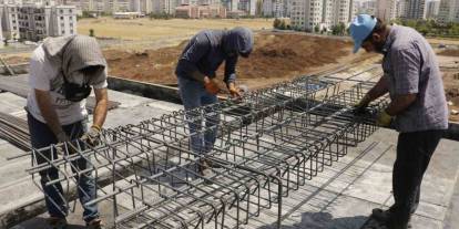 Diyarbakır'da inşaat işçileri 49 derece kavurucu sıcaklar altında çalışıyor