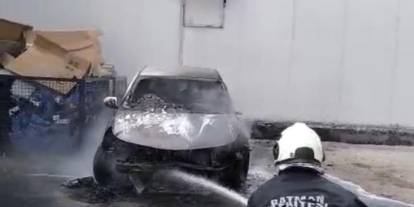 Batman’da park halindeki otomobil aniden yandı