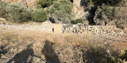 Hakkari'de uçuruma yuvarlanan kamyonun sürücüsü hayatını kaybetti