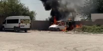 Nusaybin'de park halindeki araç alev topuna döndü