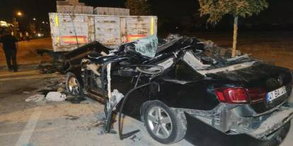 Van’da park halindeki tıra çarpan otomobildeki 2 kişi hayatını kaybetti