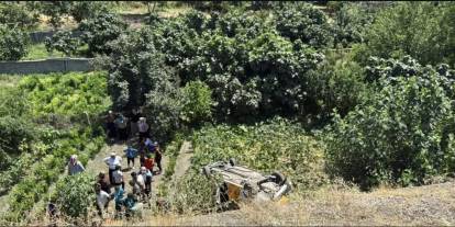 Şırnak'ta ticari taksi şarampole devrildi: 3 kişi yaralandı