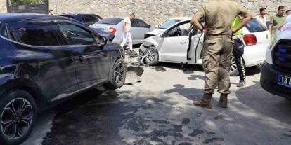 Bitlis’te iki otomobilin çarpıştığı kazada 10 kişi yaralandı