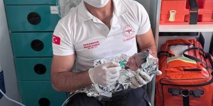 Hastaneye Götürülürken Ambulansta Doğum Yaptı