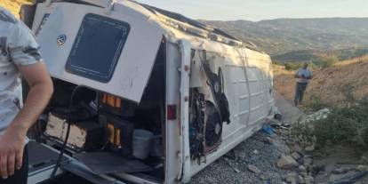 Tarım işçilerini taşıyan minibüsün devrilmesi sonucu 19 kişi yaralandı