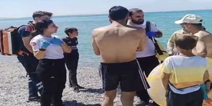 Van Gölü’ne giren baba ve oğlu boğulma tehlikesi geçirdi