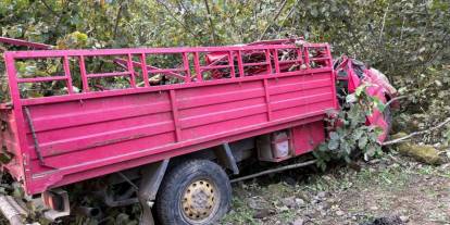 Yamaçtan aşağı yuvarlanan kamyonette 4 kişi öldü, 1 kişi yaralandı