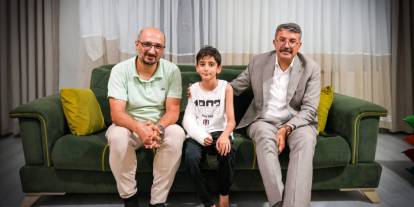 Hakkari Valisi Çelik, Uzman Çavuş’un Şiddet Uyguladığı İddia Edilen Elyasa Taş'ı Ziyaret Etti