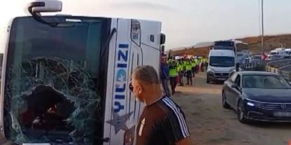 Yolcu otobüsü devrildi: 3 ölü, 20 yaralı