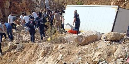 Diyarbakır'da şarampole yuvarlanan kamyonette 3 kişi yaralandı