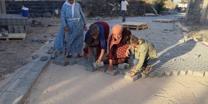 Şırnak’ın İdil İlçesi Yarbaşı Köyünde Kadınların Katılımıyla Parke Taşı Çalışmaları Tamamlandı