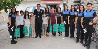 Cizre İlçe Emniyet Müdürü Elmalı, Kız Çocuklarına Ayakkabı Hediye Etti