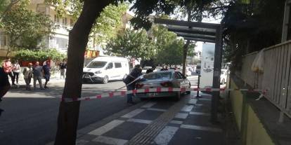 Durakta bekleyenlere otomobil çarptı: 1 öğrenci öldü, 3 kişi yaralandı