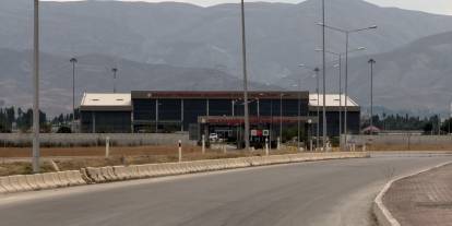 Van Havalimanı kapandı, Hakkarililer talepte bulundu