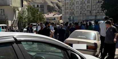 Hakkari’de freni patlayan çekici az kalsın faciaya yol açıyordu: O anlar kamerada