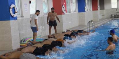 Cizre’de Boğulma Vakalarına Karşı Vatandaşlara Ücretsiz Yüzme Eğitimi