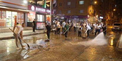 Belediye’nin Gece Mesaisi: Asfaltı Tamamlanan Caddelerde Temizlik ve Yıkama Çalışması
