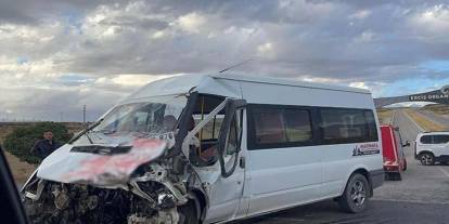 Van’da öğrenci servisi ile tırın çarpışması sonucu 14 kişi yaralandı