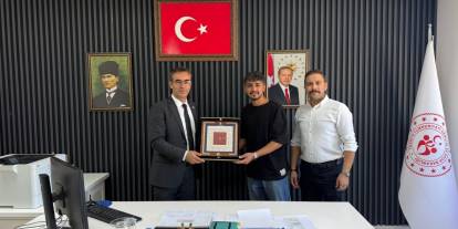 Şırnaklı Genç Ahi Kadir Örgen, Ahi Sancağını İl Müdürü Fedai Din’e Teslim Etti