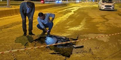 Cizre’de Ana Su Şebekesi Patladı! Yolda Çökme Yaşandı, Mahalle Susuz Kaldı