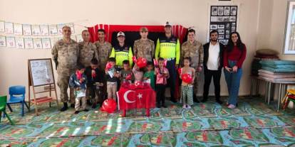 İdil Jandarmasından 29 Ekim’e Anlamlı Kutlama: Minik Öğrencilere Bayrak ve Kitap Hediyesi