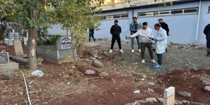 Mezarlığın içerisine atılmış bir bebek bulundu