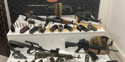 Mardin'de  bir ikamette yapılan aramada çok sayıda uzun namlulu silah ele geçirildi