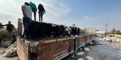 Diyarbakır'da pamuk yüklü tırda yangın çıktı