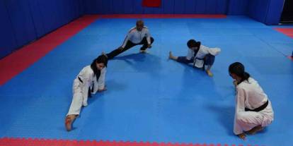 Tekvandocu Babanın Vakit Geçirsinler Diye Salona Götürdüğü 3 Kızı Milli Tekvandocu Oldu