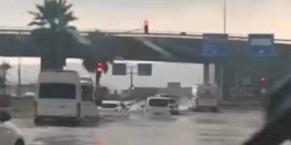 Cizre’de etkili olan yağış yolları göle çevirdi