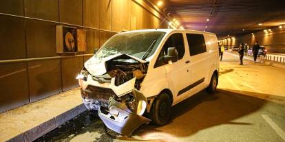 Karşı şeride geçerek panelvana çarpan cipteki 2 kişi öldü