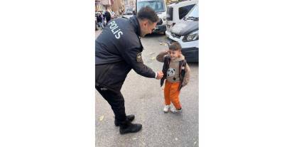 Yoldan Geçen Emniyet Müdürünü Gördü, Asker Selamıyla Yürekleri Isıttı